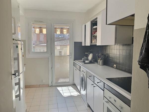 A louer une chambre en colocation dans un appartement de type 3 - Marseille 13005 - secteur Baille