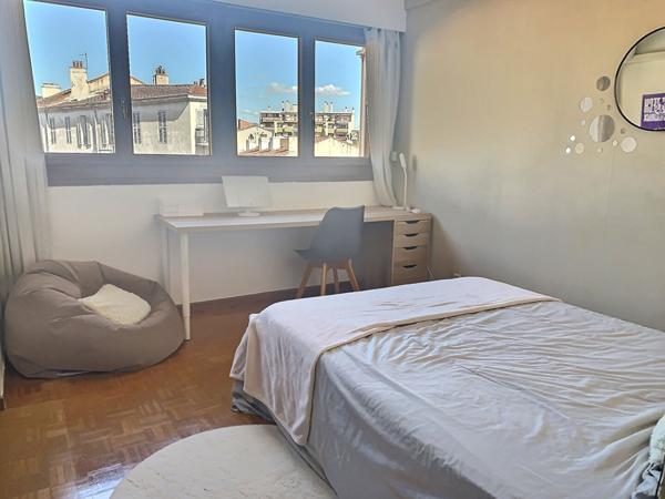 A louer une chambre en colocation dans un appartement de type 3 - Marseille 13005 - secteur Baille