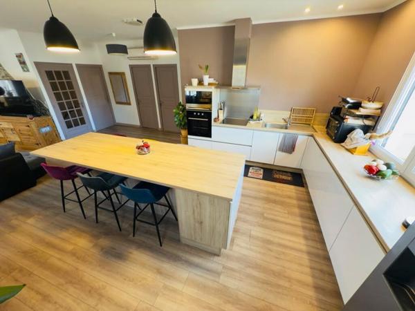 Maison de village T4 grand garage 3 faces Canohes