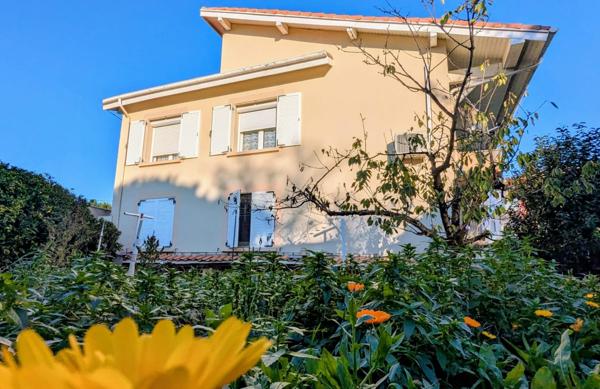 Villa 4 faces sur  terrain d'angle piscinable + 2 garages + forage.