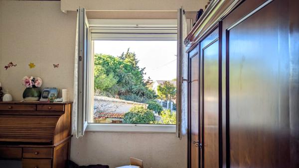 Villa 4 faces sur  terrain d'angle piscinable + 2 garages + forage.