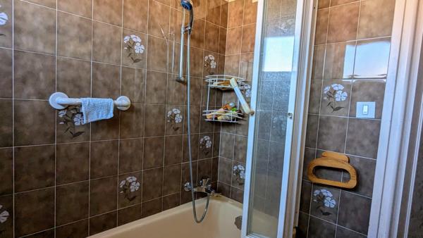 Villa 4 faces sur  terrain d'angle piscinable + 2 garages + forage.