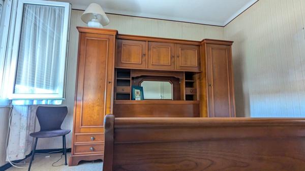 Villa 4 faces sur  terrain d'angle piscinable + 2 garages + forage.