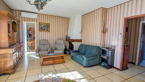 Villa 4 faces sur  terrain d'angle piscinable + 2 garages + forage.