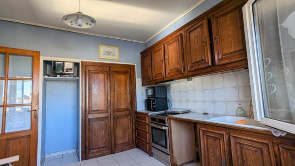 Villa 4 faces sur  terrain d'angle piscinable + 2 garages + forage.