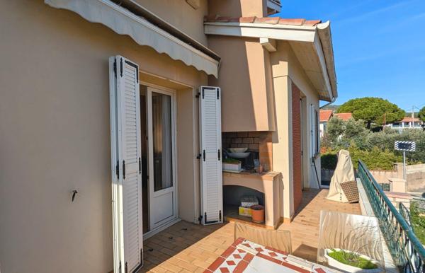 Villa 4 faces sur  terrain d'angle piscinable + 2 garages + forage.