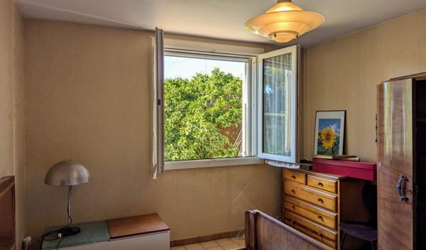 Villa 4 faces sur  terrain d'angle piscinable + 2 garages + forage.