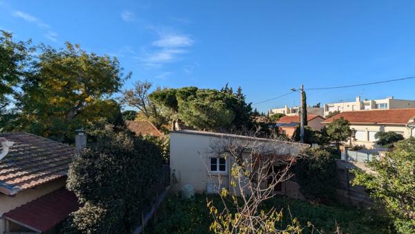 Villa 4 faces sur  terrain d'angle piscinable + 2 garages + forage.