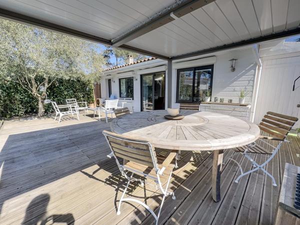 GUJAN-MESTRAS ! Maison 5 pièces de 107 m2, piscine, terrasse, parcelle exposée Ouest !