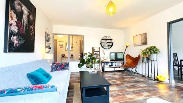 Appartement à vendre situé au dernier étage, de type 4, d’une surface habitable de 78 m², avec 3 balcons.
