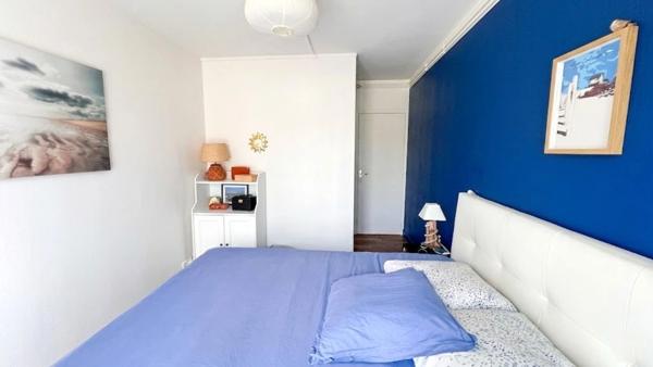 Appartement à vendre situé au dernier étage, de type 4, d’une surface habitable de 78 m², avec 3 balcons.