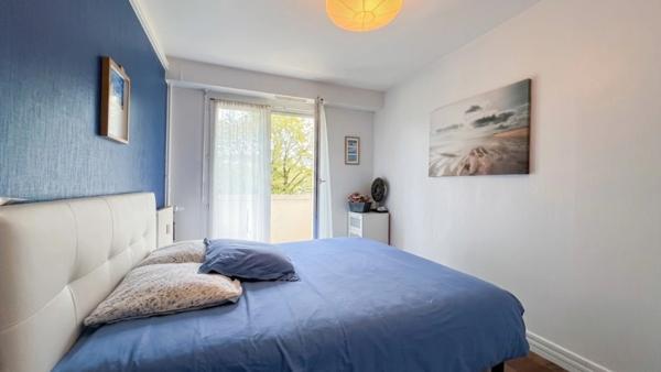Appartement à vendre situé au dernier étage, de type 4, d’une surface habitable de 78 m², avec 3 balcons.