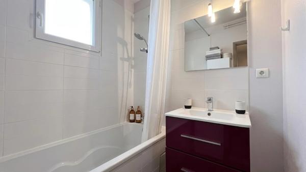 Appartement à vendre situé au dernier étage, de type 4, d’une surface habitable de 78 m², avec 3 balcons.