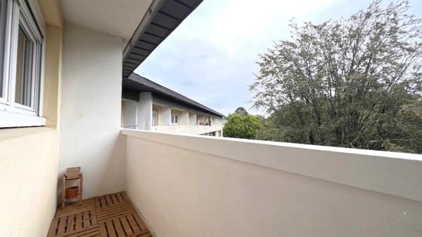 Appartement à vendre situé au dernier étage, de type 4, d’une surface habitable de 78 m², avec 3 balcons.