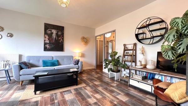 Appartement à vendre situé au dernier étage, de type 4, d’une surface habitable de 78 m², avec 3 balcons.