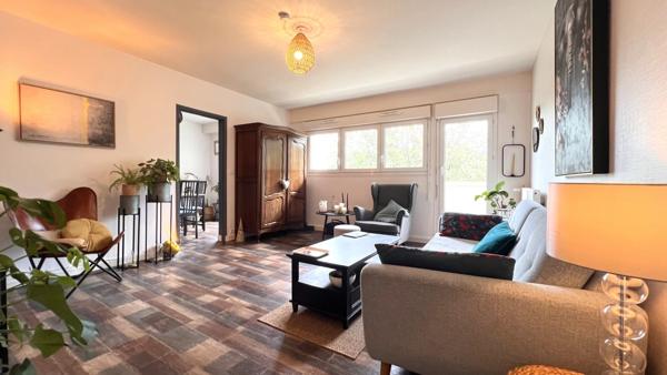Appartement à vendre situé au dernier étage, de type 4, d’une surface habitable de 78 m², avec 3 balcons.