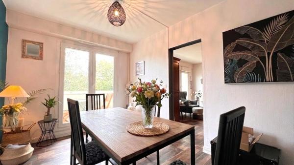 Appartement à vendre situé au dernier étage, de type 4, d’une surface habitable de 78 m², avec 3 balcons.