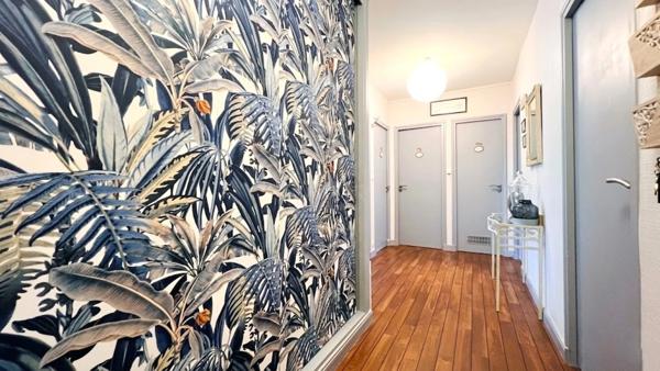 Appartement à vendre situé au dernier étage, de type 4, d’une surface habitable de 78 m², avec 3 balcons.