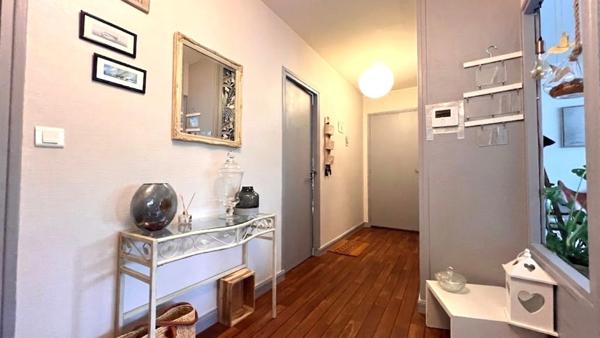 Appartement à vendre situé au dernier étage, de type 4, d’une surface habitable de 78 m², avec 3 balcons.