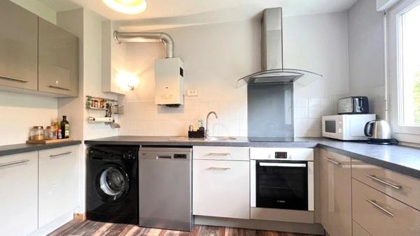 Appartement à vendre situé au dernier étage, de type 4, d’une surface habitable de 78 m², avec 3 balcons.