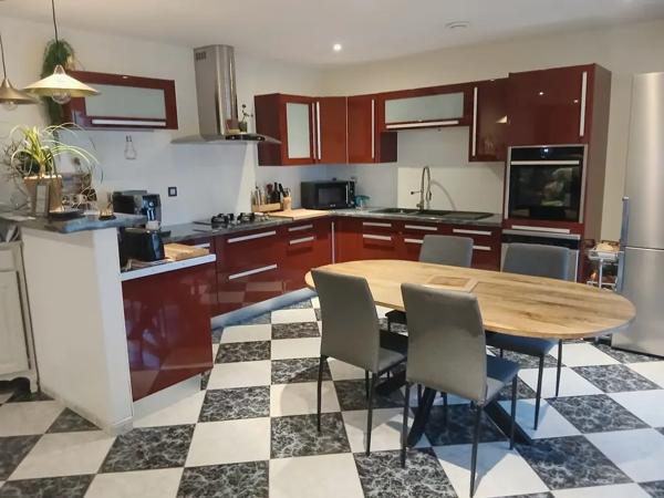 Maison familiale de plain-pied 1400 m2 de terrain CHAMPN