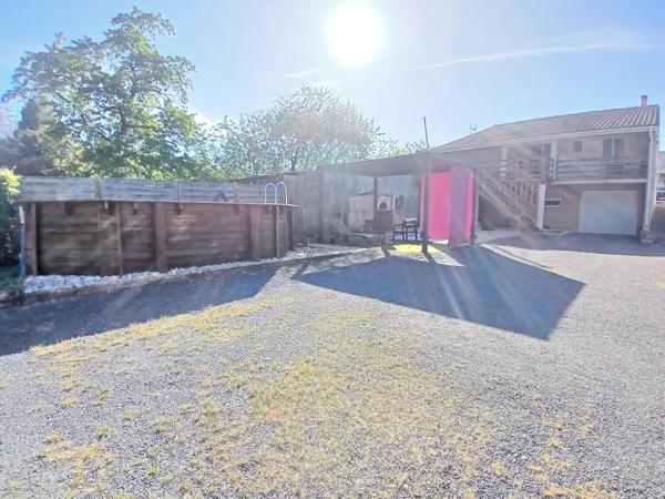 Maison familiale de plain-pied 1400 m2 de terrain CHAMPN