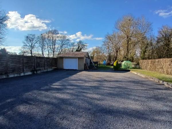 Maison familiale de plain-pied 1400 m2 de terrain CHAMPN