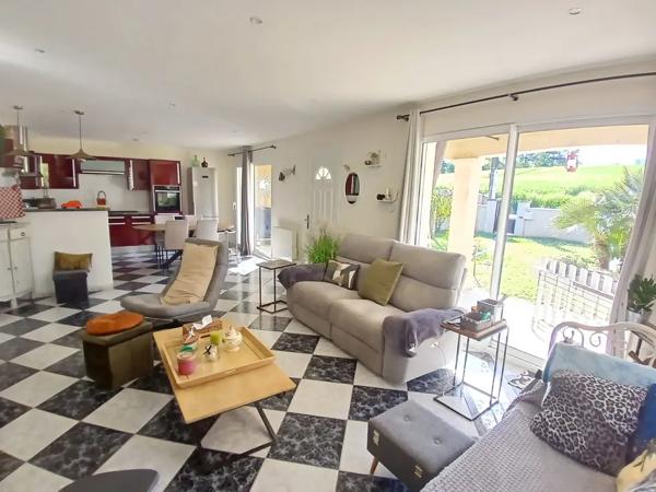 Maison familiale de plain-pied 1400 m2 de terrain CHAMPN