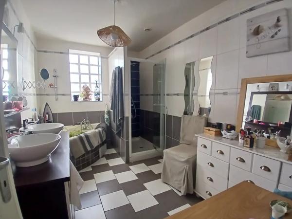 Maison familiale de plain-pied 1400 m2 de terrain CHAMPN