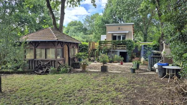 Terrain de loisirs en bord de Sarthe avec chalet
