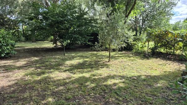 Terrain de loisirs en bord de Sarthe avec chalet