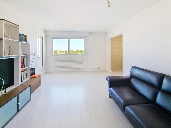Appartement T3/4 lumineux avec balcon, vue dégagée et aperçu mer – Dernier étage avec ascenseur