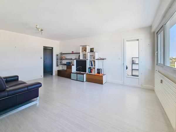 Appartement T3/4 lumineux avec balcon, vue dégagée et aperçu mer – Dernier étage avec ascenseur