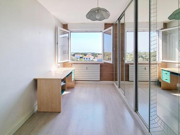 Appartement T3/4 lumineux avec balcon, vue dégagée et aperçu mer – Dernier étage avec ascenseur