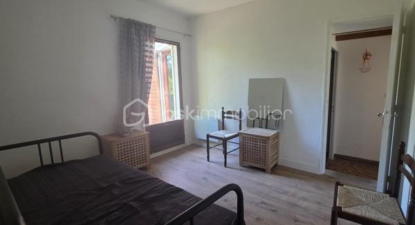 🛏️ Caractéristiques du bien :

Une entrée, un salon/salle à manger avec sa cheminée , une cuisine, une salle de bain, une salle d’eau, deux WC, un bureau (pièce passante) et trois chambres dont une avec mezzanine.

🌳 Extérieurs :
Jardin sans vis-à-vis
Abri de Jardin.

🎯Activités sur le Domaine de Clairis :
Golf 18 trous
Équitation : centre équestre avec manège et carrière
Piscines : intérieure et extérieure
Terrains de tennis
Terrains de paddle
Terrain de five (football)
Lac de voile avec activités nautiques en été

Un cadre de vie exceptionnel, alliant confort, nature et loisirs, idéal pour une résidence principale ou secondaire.

📞 Contactez-moi dès maintenant pour organiser une visite !