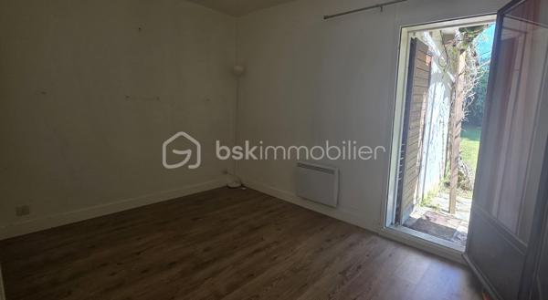 🛏️ Caractéristiques du bien :

Une entrée, un salon/salle à manger avec sa cheminée , une cuisine, une salle de bain, une salle d’eau, deux WC, un bureau (pièce passante) et trois chambres dont une avec mezzanine.

🌳 Extérieurs :
Jardin sans vis-à-vis
Abri de Jardin.

🎯Activités sur le Domaine de Clairis :
Golf 18 trous
Équitation : centre équestre avec manège et carrière
Piscines : intérieure et extérieure
Terrains de tennis
Terrains de paddle
Terrain de five (football)
Lac de voile avec activités nautiques en été

Un cadre de vie exceptionnel, alliant confort, nature et loisirs, idéal pour une résidence principale ou secondaire.

📞 Contactez-moi dès maintenant pour organiser une visite !