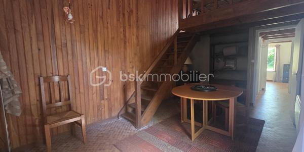 🛏️ Caractéristiques du bien :

Une entrée, un salon/salle à manger avec sa cheminée , une cuisine, une salle de bain, une salle d’eau, deux WC, un bureau (pièce passante) et trois chambres dont une avec mezzanine.

🌳 Extérieurs :
Jardin sans vis-à-vis
Abri de Jardin.

🎯Activités sur le Domaine de Clairis :
Golf 18 trous
Équitation : centre équestre avec manège et carrière
Piscines : intérieure et extérieure
Terrains de tennis
Terrains de paddle
Terrain de five (football)
Lac de voile avec activités nautiques en été

Un cadre de vie exceptionnel, alliant confort, nature et loisirs, idéal pour une résidence principale ou secondaire.

📞 Contactez-moi dès maintenant pour organiser une visite !