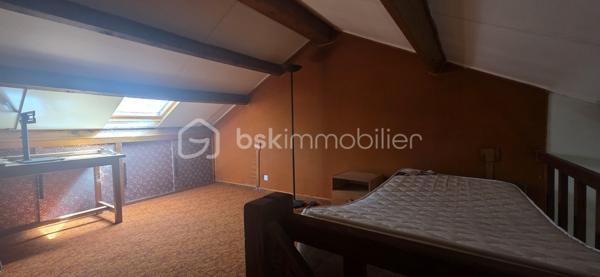 🛏️ Caractéristiques du bien :

Une entrée, un salon/salle à manger avec sa cheminée , une cuisine, une salle de bain, une salle d’eau, deux WC, un bureau (pièce passante) et trois chambres dont une avec mezzanine.

🌳 Extérieurs :
Jardin sans vis-à-vis
Abri de Jardin.

🎯Activités sur le Domaine de Clairis :
Golf 18 trous
Équitation : centre équestre avec manège et carrière
Piscines : intérieure et extérieure
Terrains de tennis
Terrains de paddle
Terrain de five (football)
Lac de voile avec activités nautiques en été

Un cadre de vie exceptionnel, alliant confort, nature et loisirs, idéal pour une résidence principale ou secondaire.

📞 Contactez-moi dès maintenant pour organiser une visite !