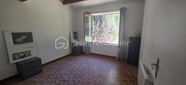 🛏️ Caractéristiques du bien :

Une entrée, un salon/salle à manger avec sa cheminée , une cuisine, une salle de bain, une salle d’eau, deux WC, un bureau (pièce passante) et trois chambres dont une avec mezzanine.

🌳 Extérieurs :
Jardin sans vis-à-vis
Abri de Jardin.

🎯Activités sur le Domaine de Clairis :
Golf 18 trous
Équitation : centre équestre avec manège et carrière
Piscines : intérieure et extérieure
Terrains de tennis
Terrains de paddle
Terrain de five (football)
Lac de voile avec activités nautiques en été

Un cadre de vie exceptionnel, alliant confort, nature et loisirs, idéal pour une résidence principale ou secondaire.

📞 Contactez-moi dès maintenant pour organiser une visite !