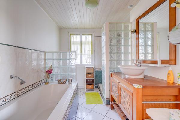 Audenge (33980) Maison 6 pièces 132m2 habitables avec terrasses sur parcelle d'environ 1057m2