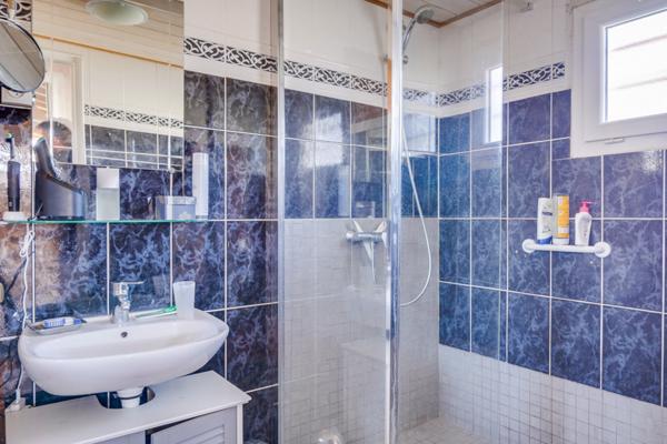 Audenge (33980) Maison 6 pièces 132m2 habitables avec terrasses sur parcelle d'environ 1057m2