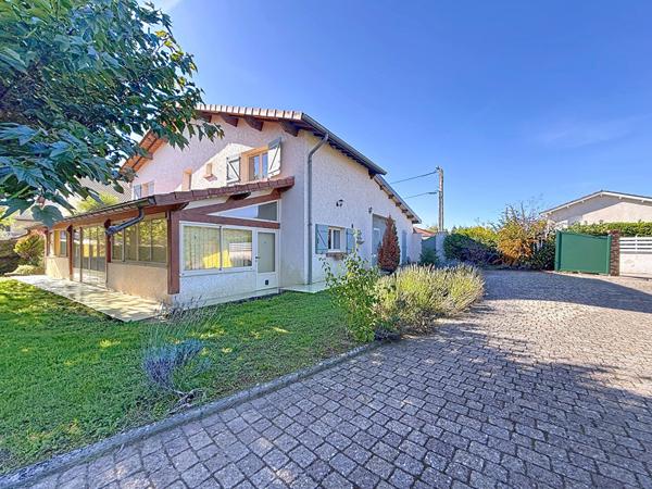 Maison familiale de 110 m2, 3 chambres, centre ville avec dépendances, garage terrain de 1335 m2 constructible