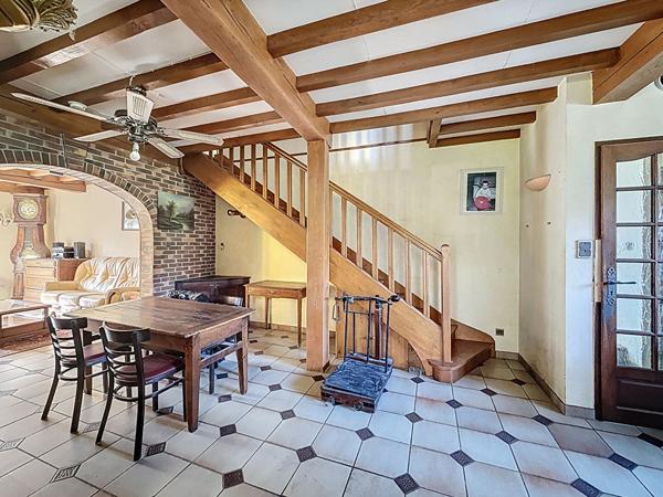 Maison familiale de 110 m2, 3 chambres, centre ville avec dépendances, garage terrain de 1335 m2 constructible