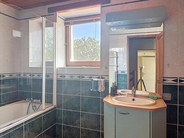 Maison familiale de 110 m2, 3 chambres, centre ville avec dépendances, garage terrain de 1335 m2 constructible