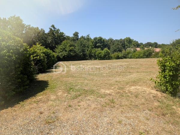 Terrain de 1 409 m²