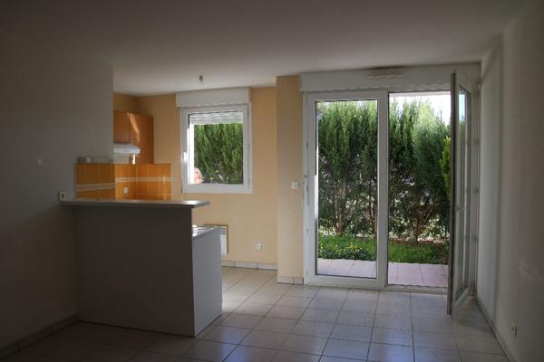 À LOUER - Appartement T2 avec jardin et place de stationnement