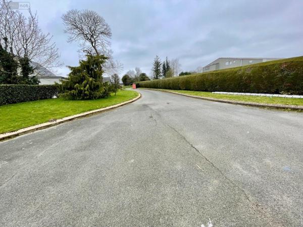 Entrepôt et bureaux à vendre à Ploumilliau dans les Côtes-d'Armor (22300), ref : A2-1070701