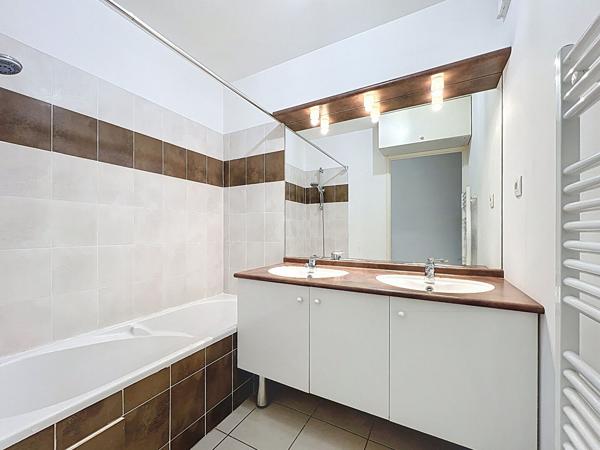 Exclusivité Nestenn Immobilier - Centre-ville de Castanet-Tolosan - Appartement T4 de 87m² en dernier étage avec grande terrasse, ascenseur et parking en sous-sol