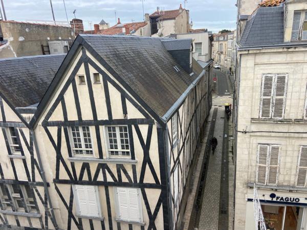 LA ROCHELLE RUE DES MERCIERS QUARTIER MARCHE COUVERT ADORABLE APPARTEMENT T3 DANS RESIDENCE RENOVEE