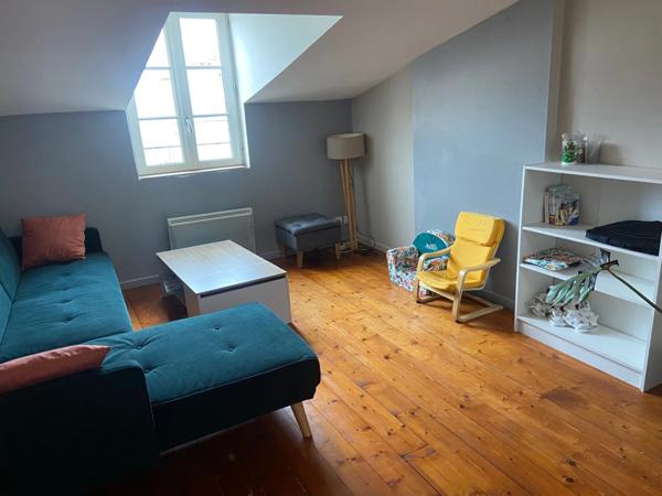 LA ROCHELLE RUE DES MERCIERS QUARTIER MARCHE COUVERT ADORABLE APPARTEMENT T3 DANS RESIDENCE RENOVEE